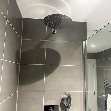 Luxury Oaks Suite, Free Private Parking, 2 Bed 2 Bathroom Apartment, Solihull Apartment