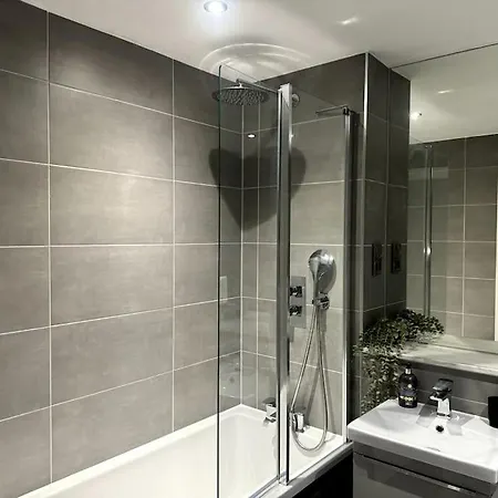 Luxury Oaks Suite, Free Private Parking, 2 Bed 2 Bathroom Apartment, Solihull