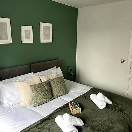 Apartment Luxury Oaks Suite, Free Private Parking, 2 Bed 2 Bathroom Apartment, Solihull Birmingham