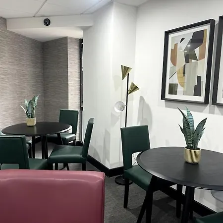 Luxury Oaks Suite, Free Private Parking, 2 Bed 2 Bathroom Apartment, Solihull Apartment *