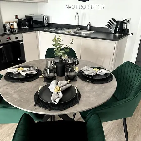 Luxury Oaks Suite, Free Private Parking, 2 Bed 2 Bathroom Apartment, Solihull Apartment Birmingham