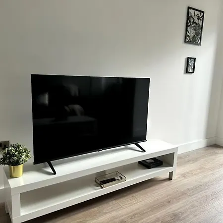 Luxury Oaks Suite, Free Private Parking, 2 Bed 2 Bathroom Apartment, Solihull Apartment *