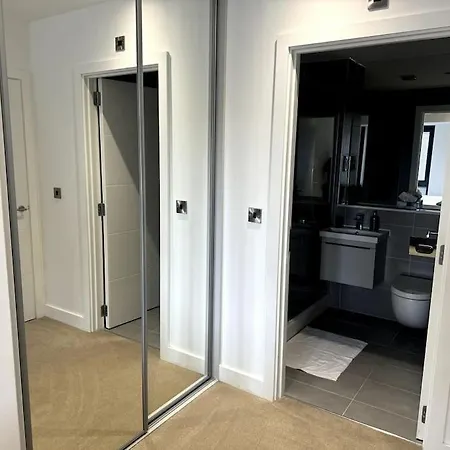 Apartment Luxury Oaks Suite, Free Private Parking, 2 Bed 2 Bathroom Apartment, Solihull *